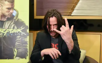 キアヌ・リーブス、ゲームショウに来てた！ 『サイバーパンク2077』ブースにご満悦