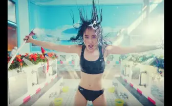 長澤まさみが白目で湯船にダイブ! アンダーアーマー新PVが振り切れてる