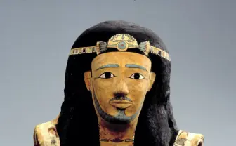 世界中のミイラ43体、国立科学博物館に集合　グッズのふわふわミイラも可愛い