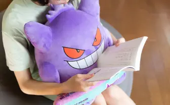 ポケモンと生活…最高! 可愛いゲンガーのクッションでお仕事捗る癒される