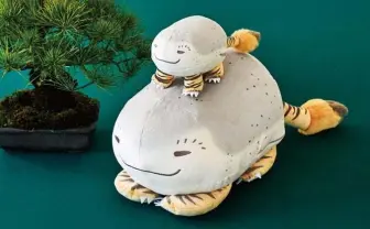 浮世絵師のユーモアが生んだ謎の生物「虎子石」をフェリシモがポーチに