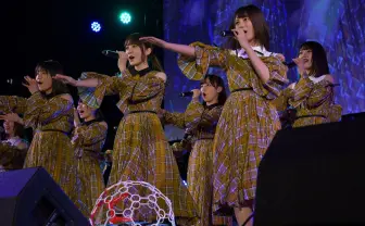 日向坂46、ドローンと共演で新感覚ライブ披露　レースにも興奮