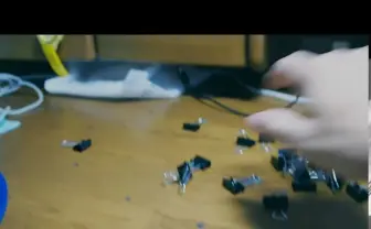 おたく、生き物だっけ？ 勢い余って“飛んでく“ダブルクリップ