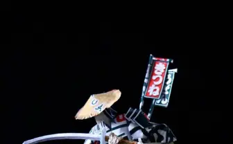 ”斬り捨て御麺” どん兵衛の容器でつくられた侍 着物の質感すごい