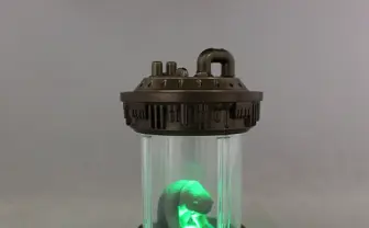 怪しく光る「培養ポッド」 お気に入りのフィギュアを入れてSF気分