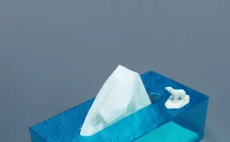 SNSで話題「氷山になるティッシュケース」が商品化 水面の影が SNSで話題「氷山になるティッシュケース」が商品化 水面の影が