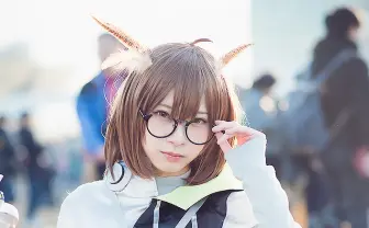 【コミケ97】女子大生コスプレイヤー「紅羽りお」美しい眼鏡姿が絵になる