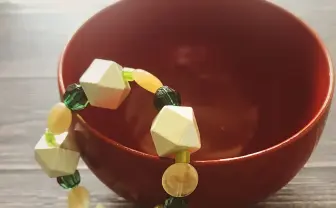 これはなに？ よく見るとわかる「概念ブレスレット」のポップな仕掛け