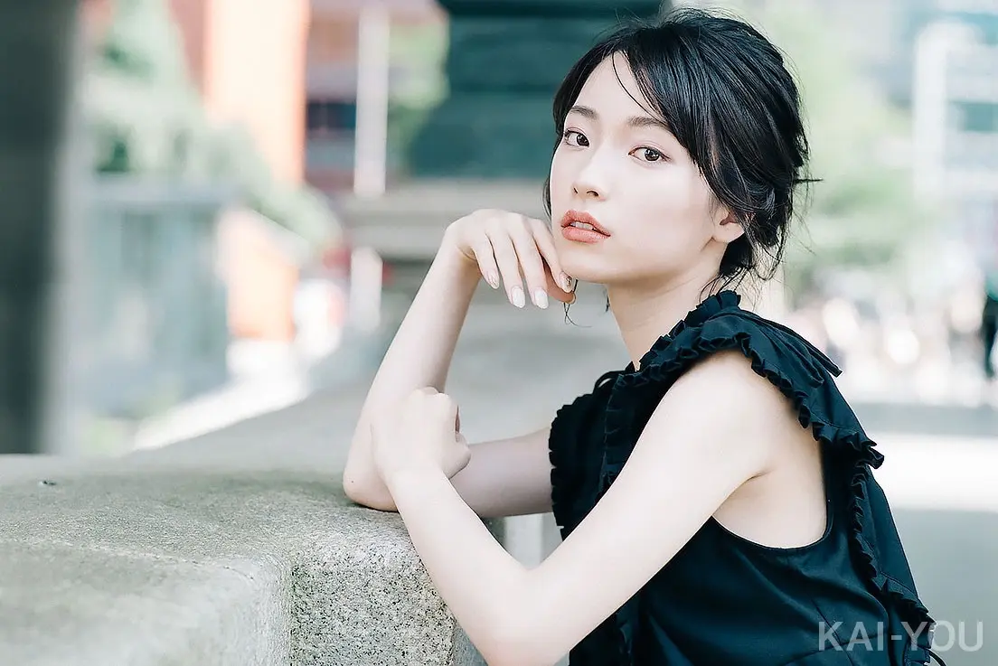 【写真】涼しげな正統派美人・村松華奈 澄まし顔と笑顔のギャップはマリアナ海溝.jpg