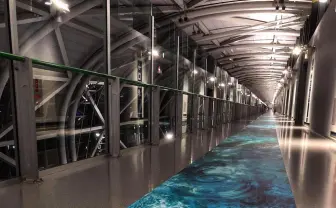 「鳴門のうずしお」を歩いて眺める? 関西国際空港の全長400m「渦潮図」が圧巻