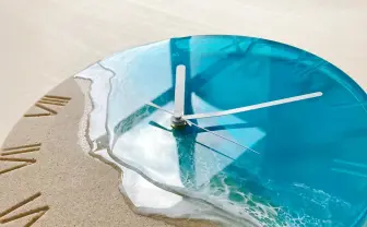 海の美しさが詰まったレジンの時計　ターコイズオーシャンに映える白波模様
