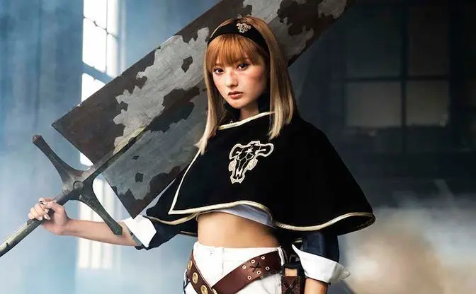 “ポスギャル” 安斉かれん、コスプレで『ブラクロ』アスタの意志の強さ再現