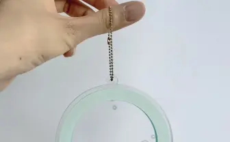 視界にゴミが飛んでる……? あの現象を再現したキーホルダーが共感を呼ぶ