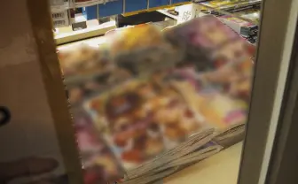 「成人向け雑誌」販売中止、コンビニ3社と評論家を直撃 議論すべき課題とは