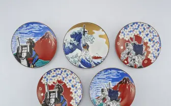 ガンダム×北斎が九谷焼でコラボ 過去にはハローキティ、ドラえもんとも