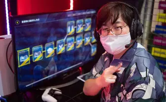 ヤマダデンキから悪魔のゲーミングこたつ カードゲームに最適の