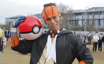 【コミケ97】小林弁護士「キバナ」コスで登場　自作「スマホロトム」も