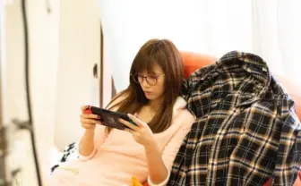 本田翼のフワモコ部屋着に釘付け 一緒にゲームしたくなるオフショット