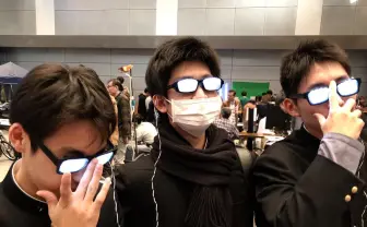 「光るメガネ」が大反響 アニメや漫画で見かける“悪巧み“ポーズでニヤリ