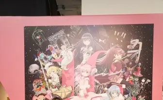 悠木碧、ピンクのドレス姿で登壇『まどマギ』10周年記念展