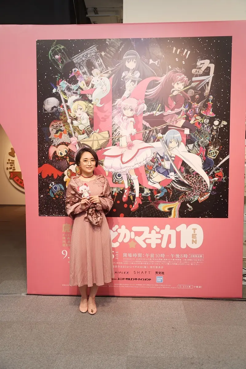 悠木碧、ピンクのドレス姿で登壇『まどマギ』10周年記念展.jpg