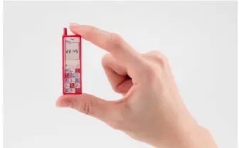 ガラケー史に残る名機「INFOBAR」「MEDIA SKIN」がミニチュアで蘇る