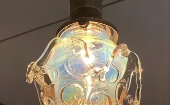 ガラス作家が生み出すドリップランプ ドロっと溶けた神秘的なフォルム