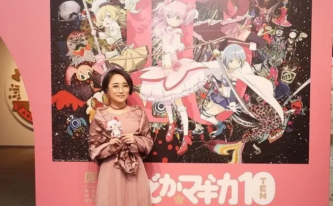 悠木碧、ピンクのドレス姿で登壇『まどマギ』10周年記念展