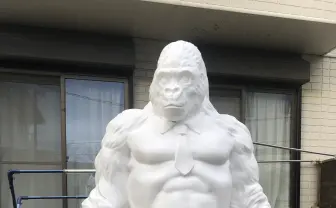 卒制で200万円かけてつくったイケメンゴリラ、勢い余って実家に到着