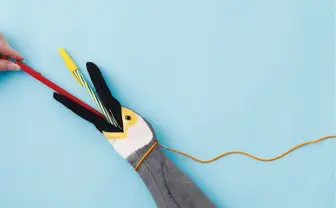 ペンを丸飲みする「鵜ペンケース」 これであなたも鵜飼に