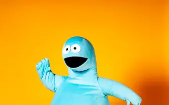 『ギャルと恐竜』実写版恐竜くん公開 ゆるキャラ仕様がクセになる可愛さ