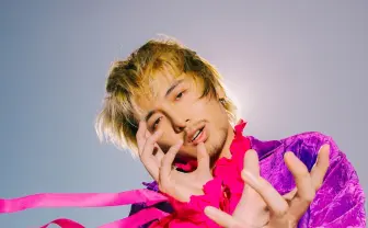 藤井風の“ねそべり配信”が同接20万人に迫る　弾き語りを世界が見守る