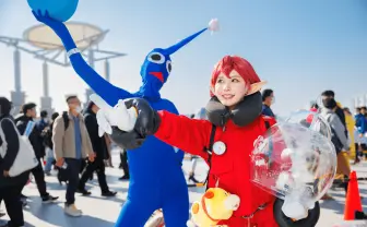 【C103】身長173cmの青ピクミンコスプレ現る! 主人公との2ショットを激写