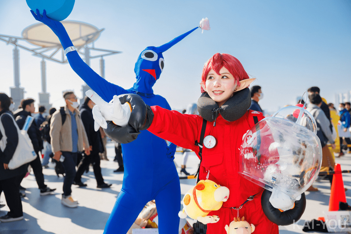 C103】身長173cmの青ピクミンコスプレ現る！ 主人公との2ショットを