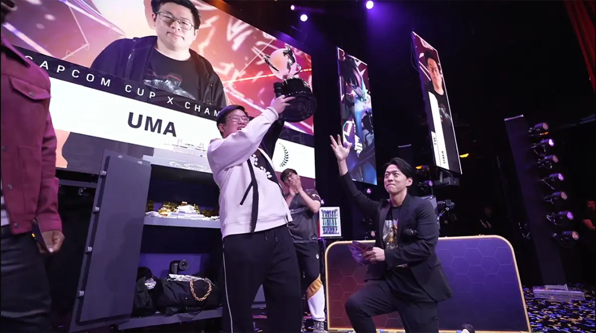 トロフィーを受け取るUMAさん