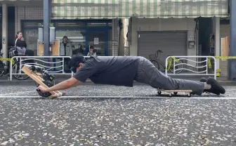 爆走！ マッチョ専用「腹筋ローラー」マシン…これが『男塾』の世界？