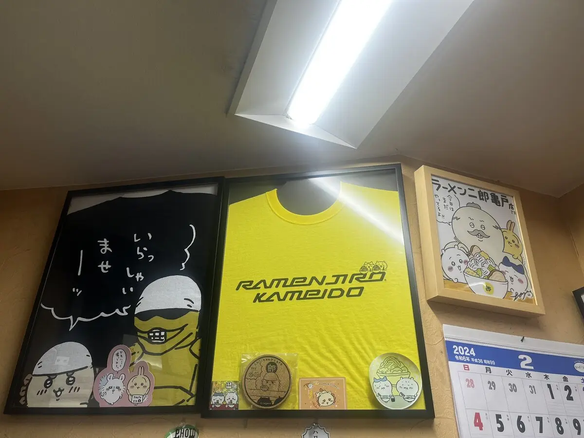 『ちいかわ』コラボTシャツとナガノさんによる色紙