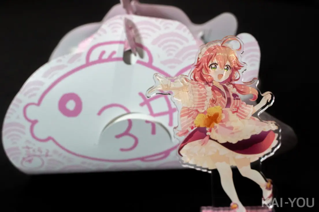 さくらみこさんがデザインした化粧箱＆等身アクリルスタンド（看板娘ver.）