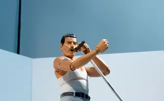 フレディ・マーキュリーの可動フィギュア「ライヴ・エイド」ver　伝説のステージが蘇る