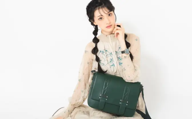 アニメ『薬屋のひとりごと』猫猫の瞳や髪をイメージした腕時計とバッグ発売