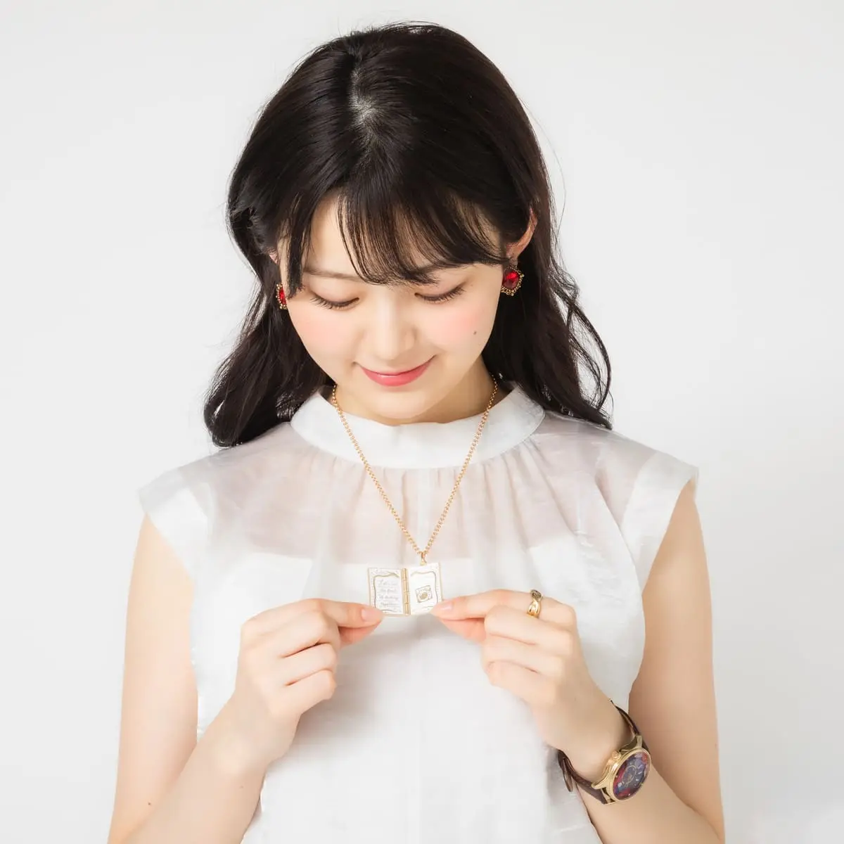 輪るピングドラム モデル ネックレスの着用イメージ2