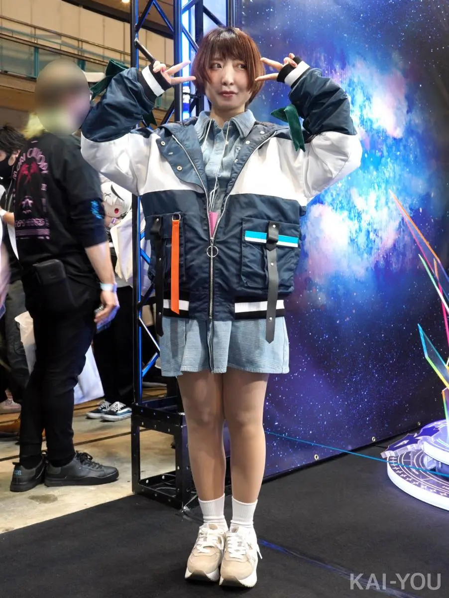 「星街すいせい×ZOZOTOWN」コラボジャケットMサイズを試着したうぎこ（150cm）