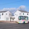 にっぽうの家上士幌前を走行する自動運転バス「かみしほろアルマ」