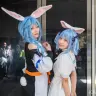 蜜虫さんによるぺこらママと、菜柚さんによる兎田ぺこらさんのコスプレ