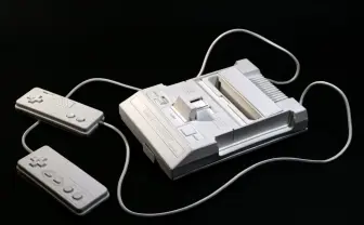 このファミコン、紙です! 美術作家 小坂学が4ヶ月かけてつくった万感の名機