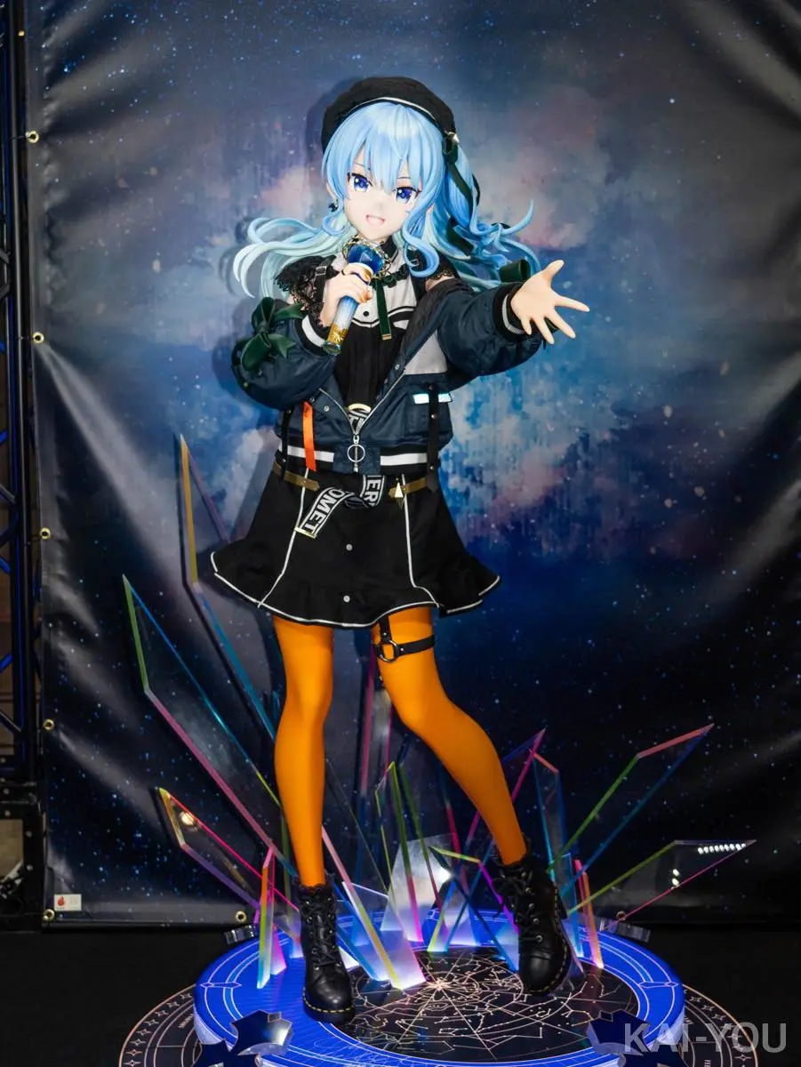 ZOZOTOWNとのコラボアイテムを着用した星街すいせいさんの等身大フィギュア
