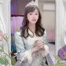 動画のオープニングでは、煌びやかなドレスで登場することも