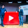 YouTubeの音楽部門グローバル責任者であるリオ・コーエンさん（左）と、クリプトン・フューチャー・メディアの社長・伊藤博之さん（右）