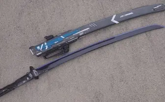 光るサイバーパンクな刀がカッコいい 手作業で仕上げた歪みない刀身に驚嘆