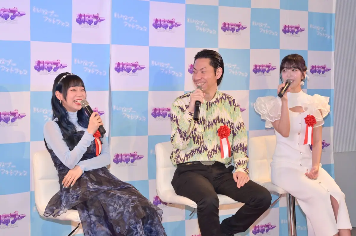 「いなプーフォトフェス」テープカットイベントで談笑する3人